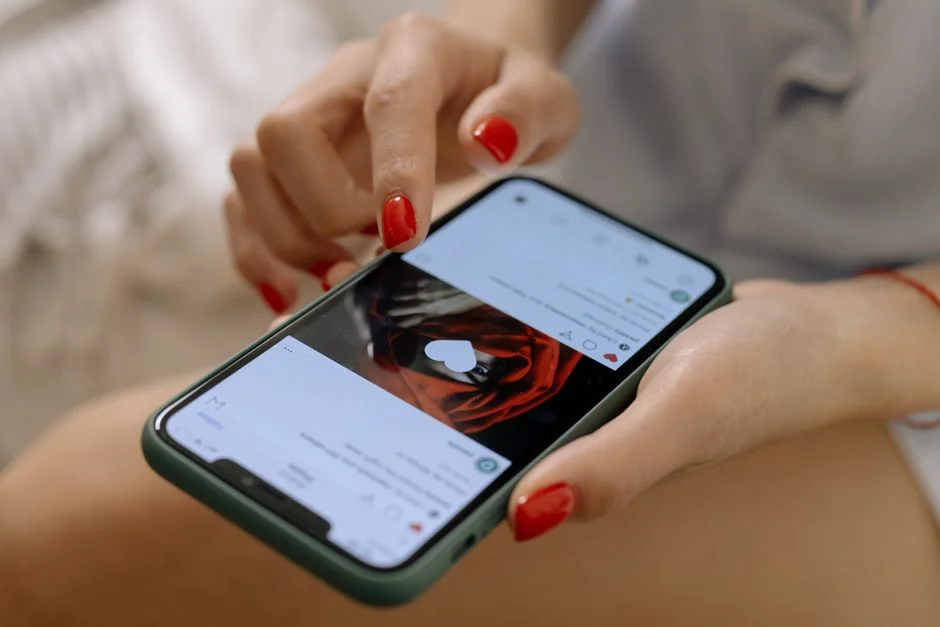 home-services-02 Gros plan détaillé sur l’icône d’une application de messagerie affichée sur l’écran d’un smartphone, mettant en avant la technologie moderne.